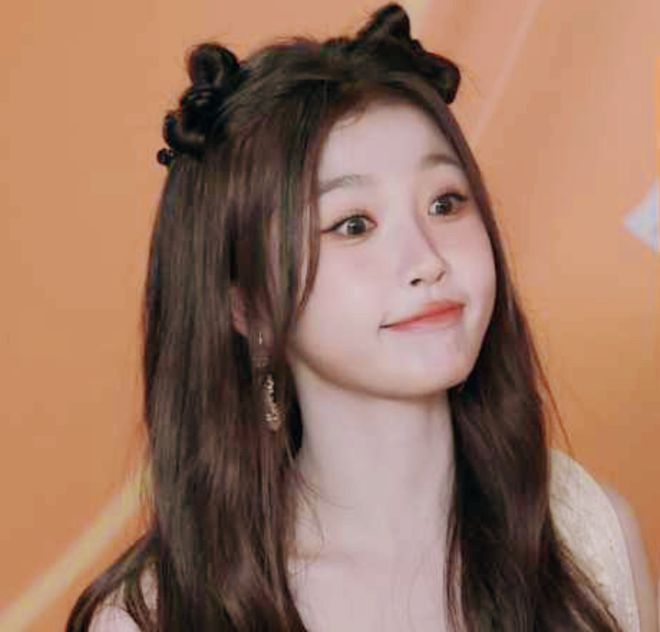 虞书欣的脸怎么了？直播时左脸出现凹陷，被网友质疑医美后遗症