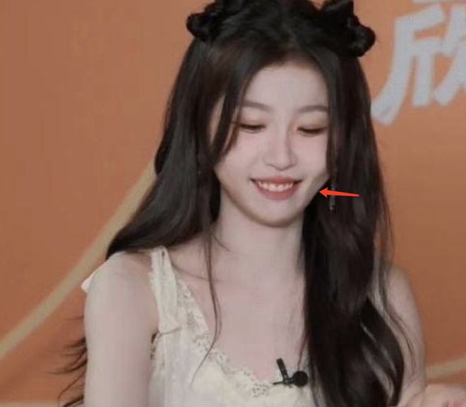 虞书欣的脸怎么了？直播时左脸出现凹陷，被网友质疑医美后遗症
