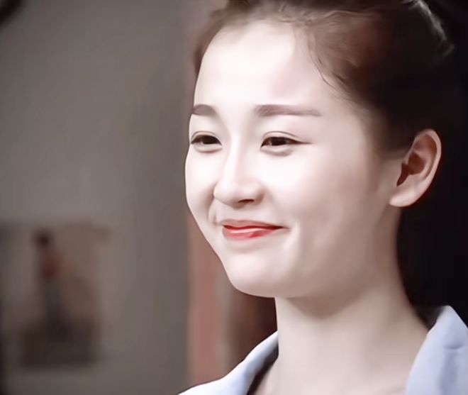 虞书欣的脸怎么了？直播时左脸出现凹陷，被网友质疑医美后遗症