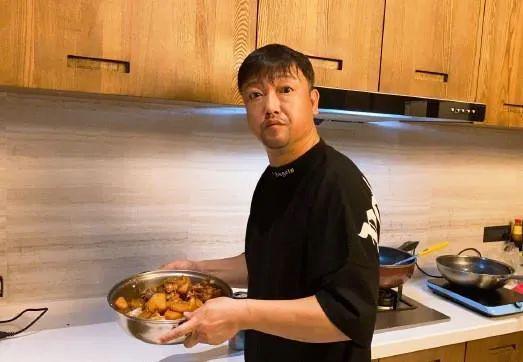 连贾冰都瘦了！就等一个沈腾了