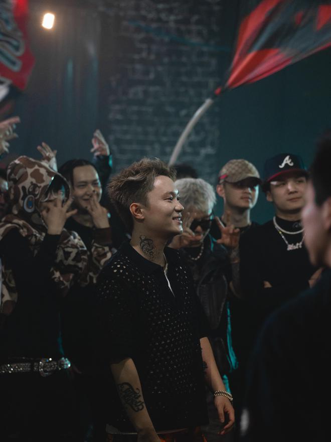 开火同行！Rapper被全网批评！