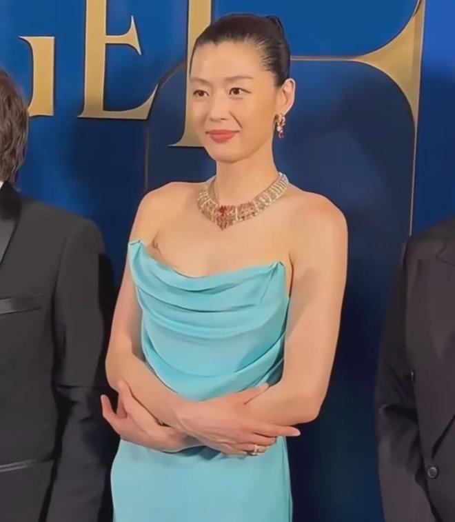 全智贤宋慧乔西班牙出席活动，两人同龄状态不同，全智贤疲惫沧桑