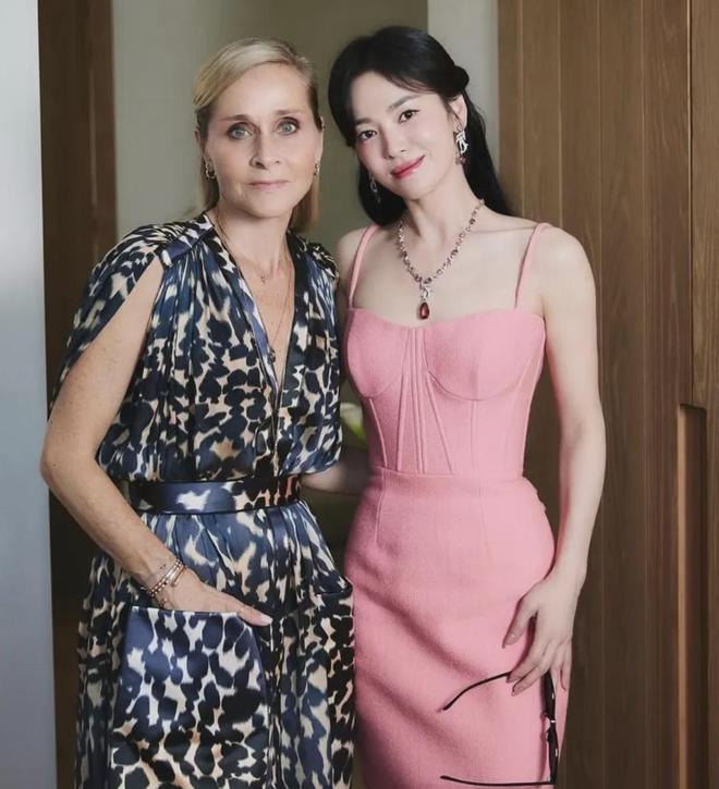 全智贤宋慧乔西班牙出席活动，两人同龄状态不同，全智贤疲惫沧桑