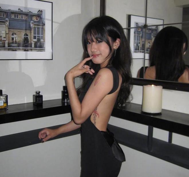 梧桐妹20岁生日晒美背，戴鼻环唇钉很狂野，不学妈妈贾静雯玉女风