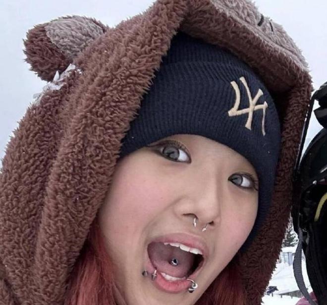 梧桐妹20岁生日晒美背，戴鼻环唇钉很狂野，不学妈妈贾静雯玉女风