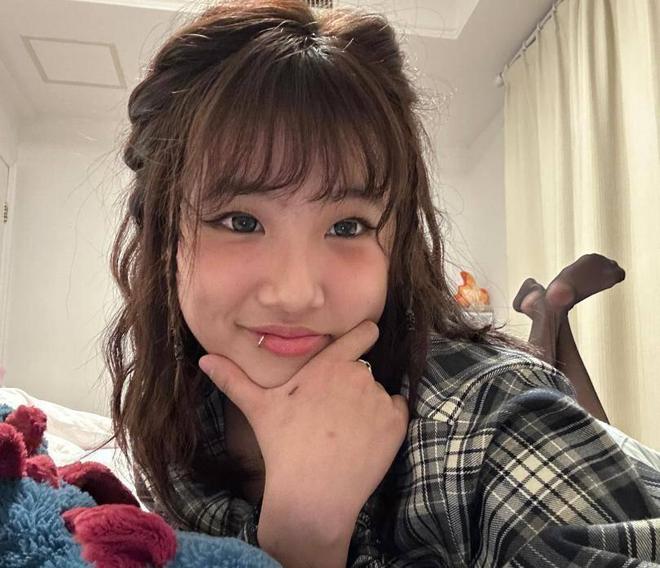 梧桐妹20岁生日晒美背，戴鼻环唇钉很狂野，不学妈妈贾静雯玉女风