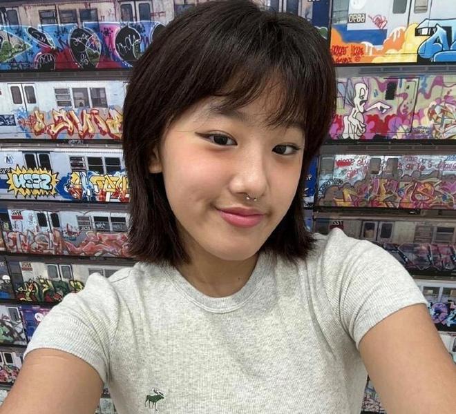 梧桐妹20岁生日晒美背，戴鼻环唇钉很狂野，不学妈妈贾静雯玉女风