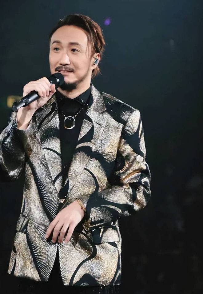 53岁郑中基结束13年婚姻，否认赡养费仅8000元，欲言又止似有苦衷