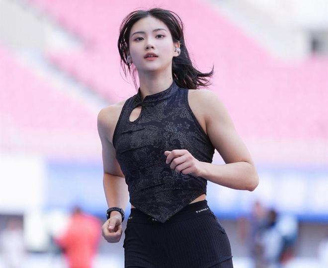 太美了！夏思凝夺连夺季军晒照：田径女神穿旗袍训练服又美又飒