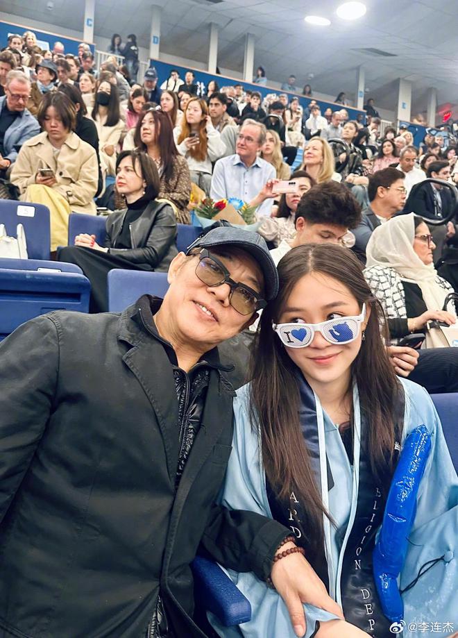 冯小刚19岁小女儿，晒美国高中毕业照，文案引争议，或进军娱乐圈