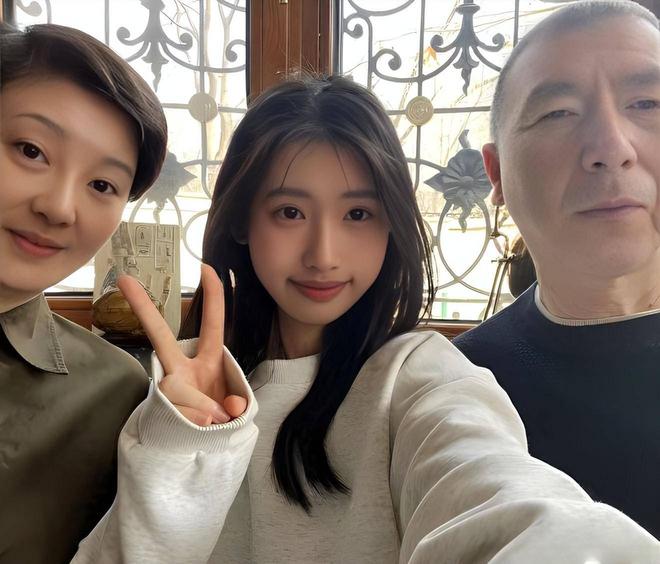 冯小刚19岁小女儿，晒美国高中毕业照，文案引争议，或进军娱乐圈