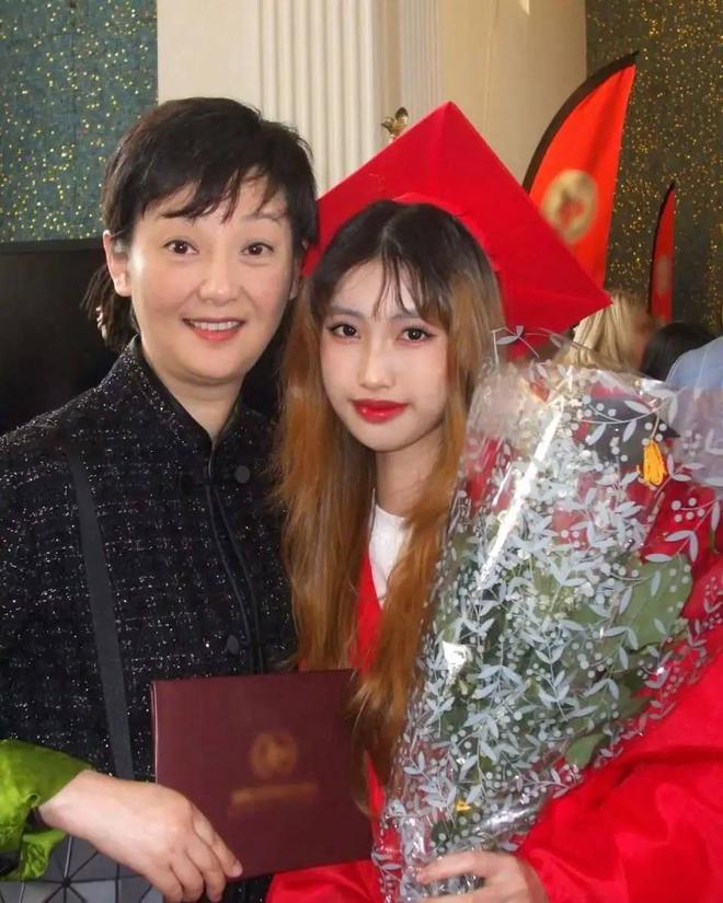 冯小刚19岁小女儿，晒美国高中毕业照，文案引争议，或进军娱乐圈