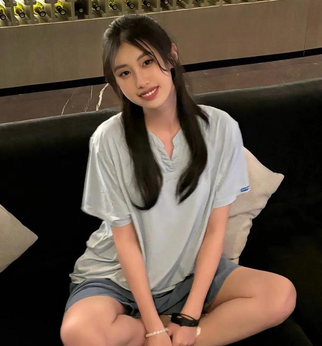 冯小刚19岁小女儿，晒美国高中毕业照，文案引争议，或进军娱乐圈