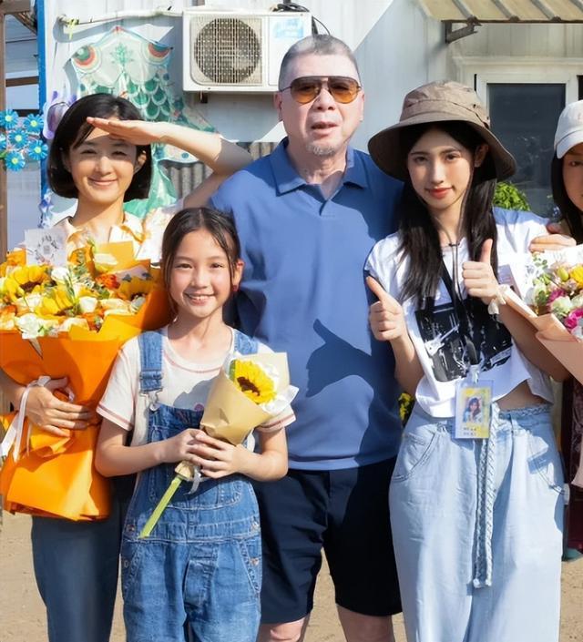 冯小刚19岁小女儿，晒美国高中毕业照，文案引争议，或进军娱乐圈