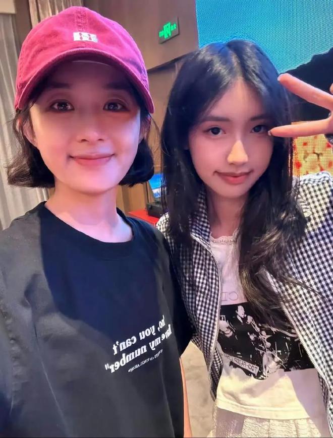 冯小刚19岁小女儿，晒美国高中毕业照，文案引争议，或进军娱乐圈