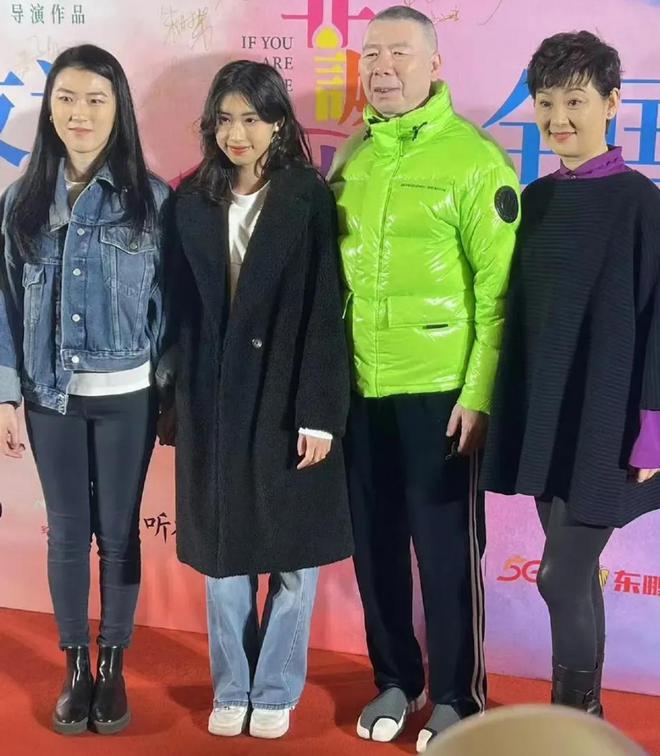 冯小刚19岁小女儿，晒美国高中毕业照，文案引争议，或进军娱乐圈