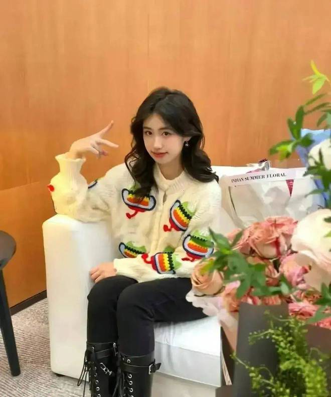 冯小刚19岁小女儿，晒美国高中毕业照，文案引争议，或进军娱乐圈