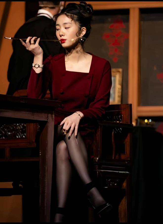 冯小刚19岁小女儿，晒美国高中毕业照，文案引争议，或进军娱乐圈