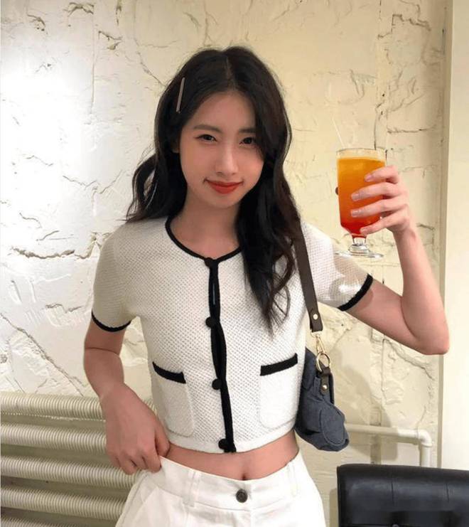 冯小刚19岁小女儿，晒美国高中毕业照，文案引争议，或进军娱乐圈