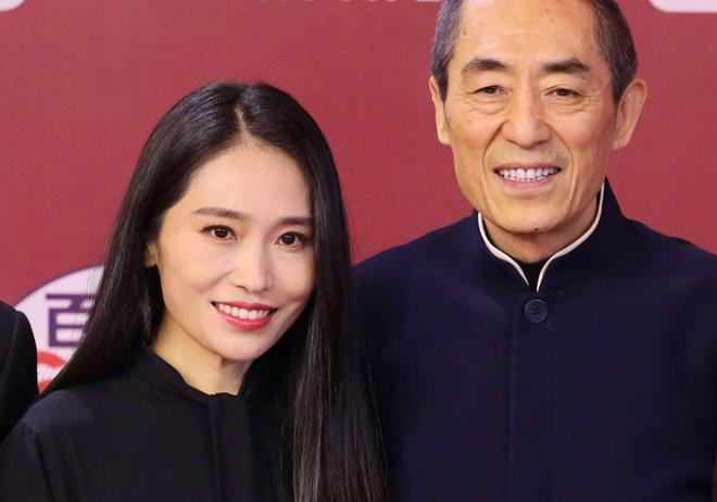 冯小刚19岁小女儿，晒美国高中毕业照，文案引争议，或进军娱乐圈