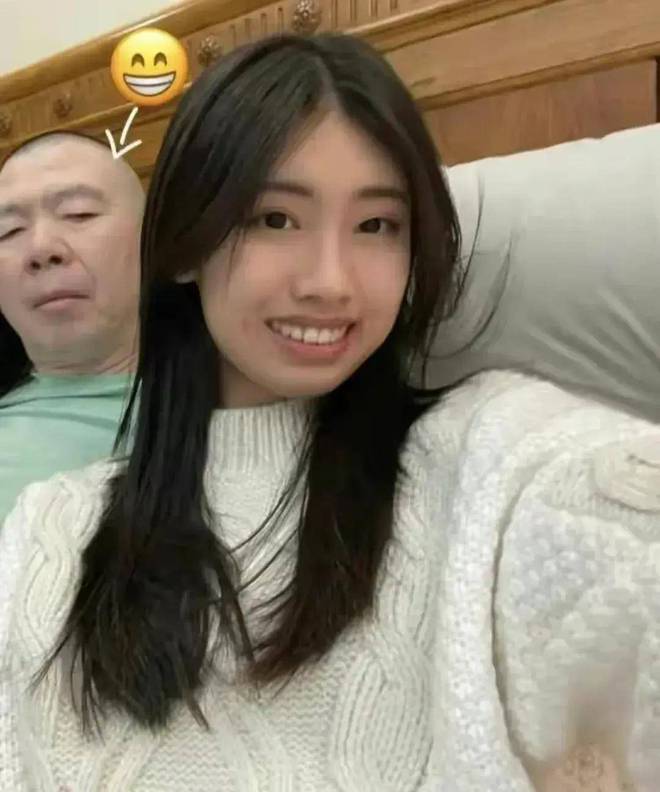 冯小刚19岁小女儿，晒美国高中毕业照，文案引争议，或进军娱乐圈