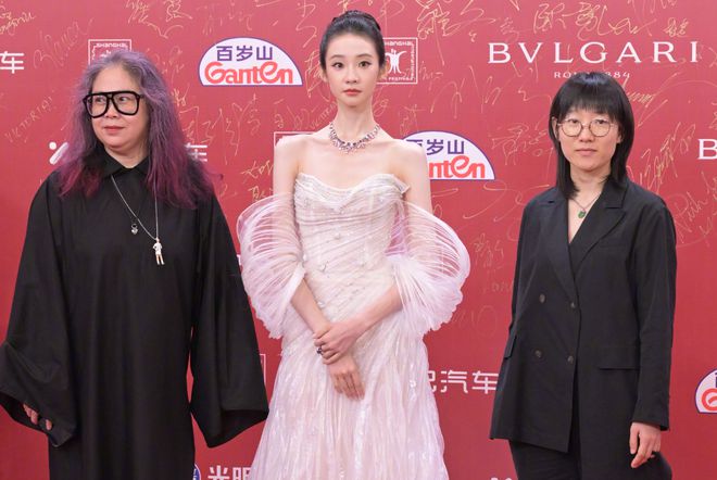众星上影节闭幕式红毯：林允大秀好身材，于适未受那尔那茜影响