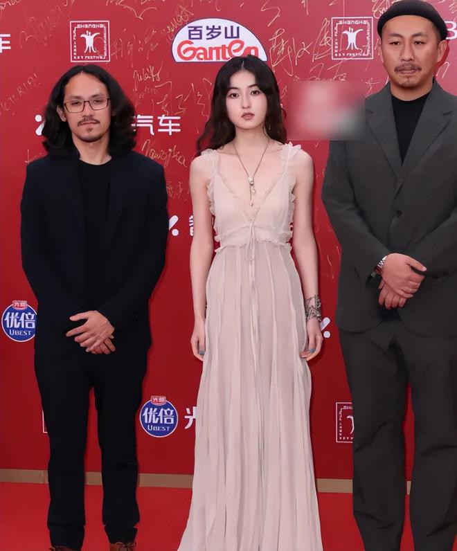 众星上影节闭幕式红毯：林允大秀好身材，于适未受那尔那茜影响