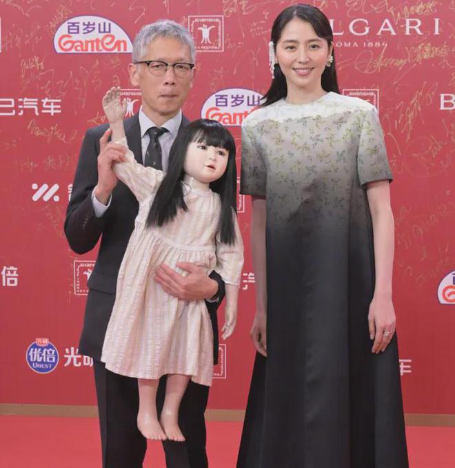众星上影节闭幕式红毯：林允大秀好身材，于适未受那尔那茜影响