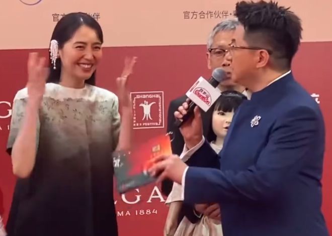 众星上影节闭幕式红毯：林允大秀好身材，于适未受那尔那茜影响