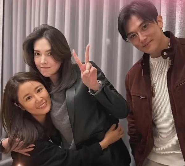 林心如许玮甯夫妻档聚会，霍建华和邱泽喝了不少酒，大家都好尽兴