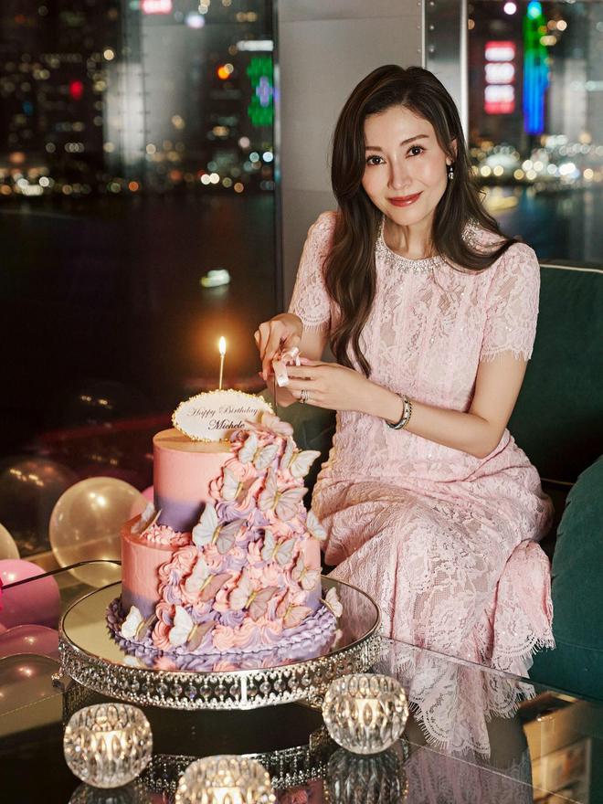 李嘉欣半岛酒店庆祝55岁生日，穿黑裙罕露性感，手捧玫瑰好漂亮