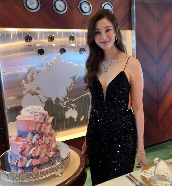 李嘉欣半岛酒店庆祝55岁生日，穿黑裙罕露性感，手捧玫瑰好漂亮
