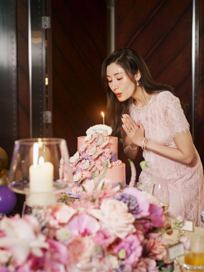 李嘉欣半岛酒店庆祝55岁生日，穿黑裙罕露性感，手捧玫瑰好漂亮