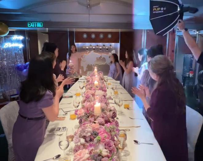 李嘉欣半岛酒店庆祝55岁生日，穿黑裙罕露性感，手捧玫瑰好漂亮