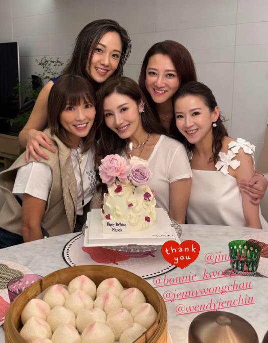 李嘉欣半岛酒店庆祝55岁生日，穿黑裙罕露性感，手捧玫瑰好漂亮