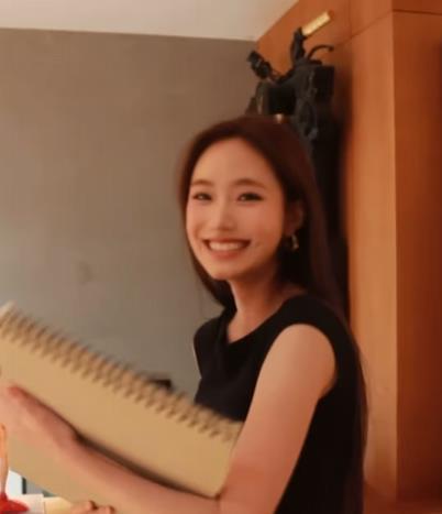 小S二女儿疑似整容，外貌模样大变，小S为女儿举办画展却关闭评论