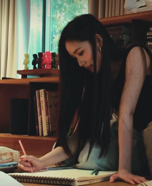 小S二女儿疑似整容，外貌模样大变，小S为女儿举办画展却关闭评论