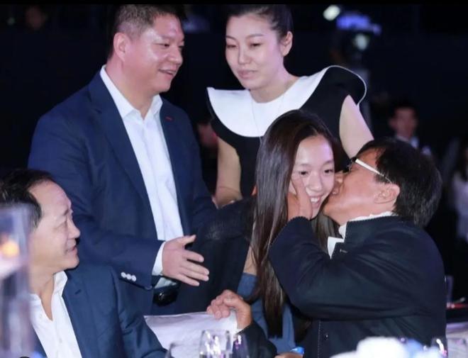 王一博绯闻女友被曝生子，行李箱传闻太经典，曾和多位男星有牵扯