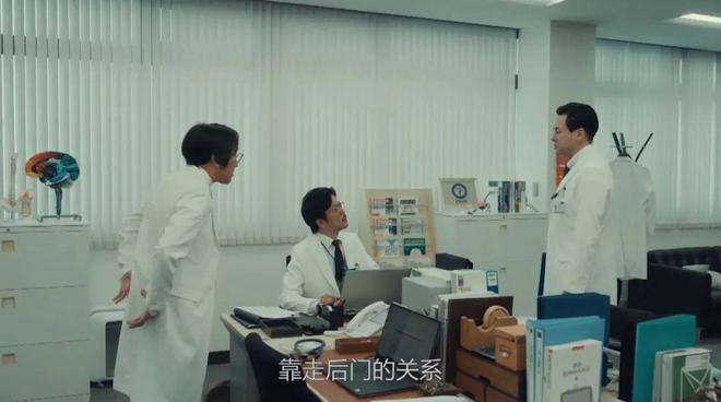“配得感”崩塌现场：那尔那茜给慕强者的残酷一课