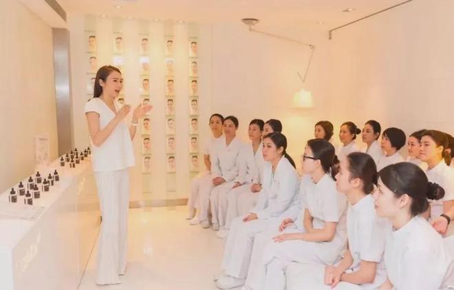 16年前，为“报恩”嫁给53岁残疾富商的美人黎姿，现在后悔了吗？