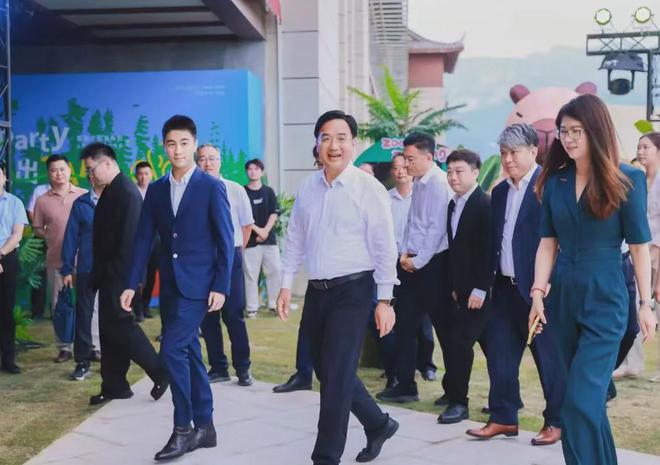同为富二代，王思聪忙着谈恋爱，公司被何猷君收购，两点体现差距