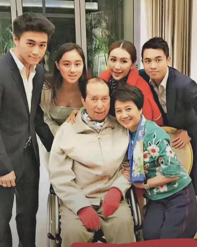 同为富二代，王思聪忙着谈恋爱，公司被何猷君收购，两点体现差距