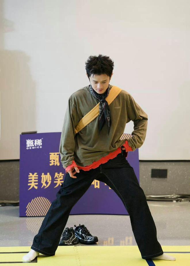 王勉被网友当面追问恋情？绯闻女友撞脸易梦玲