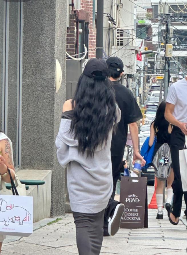 王勉被网友当面追问恋情？绯闻女友撞脸易梦玲