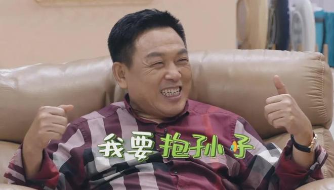 魏大勋和秦岚没分手！同是姐弟恋，男方爸对杨幂秦岚态度完全不同