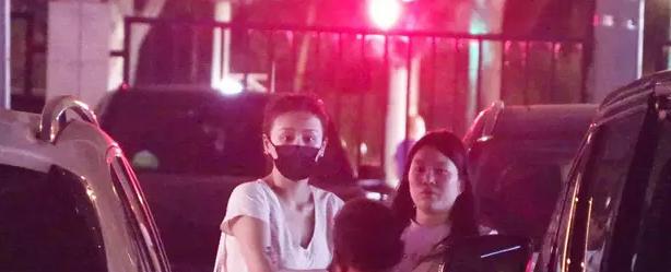 马思纯张哲轩近照感情稳定，停车场等男友好甜蜜，一招手就有默契