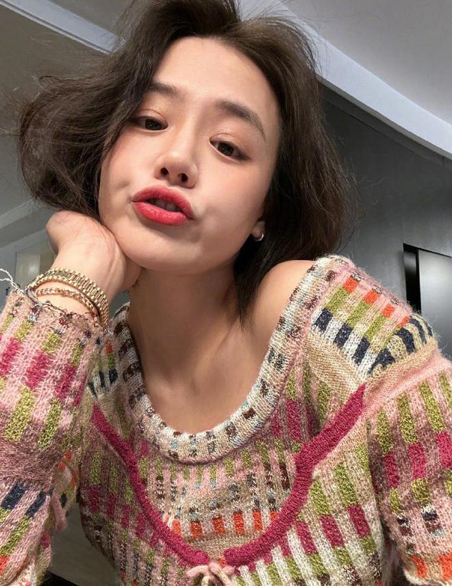 马思纯张哲轩近照感情稳定，停车场等男友好甜蜜，一招手就有默契