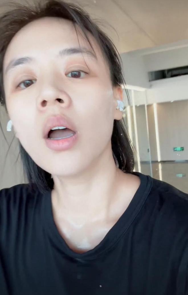马思纯张哲轩近照感情稳定，停车场等男友好甜蜜，一招手就有默契