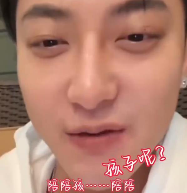 黄子韬徐艺洋孩子首曝光：徐妈妈温柔抱着婴儿，满脸的宠溺和灿笑