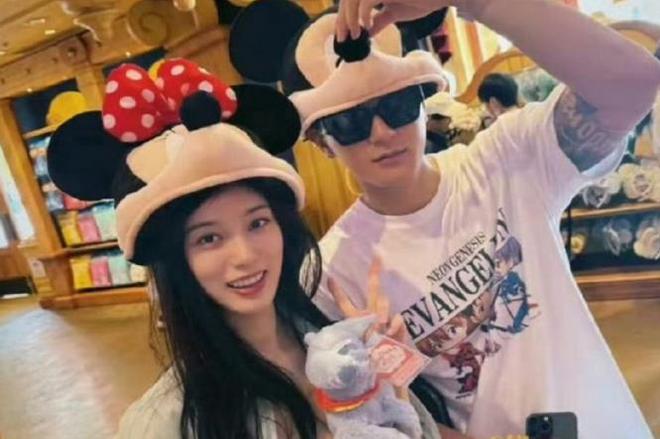 黄子韬徐艺洋孩子首曝光：徐妈妈温柔抱着婴儿，满脸的宠溺和灿笑